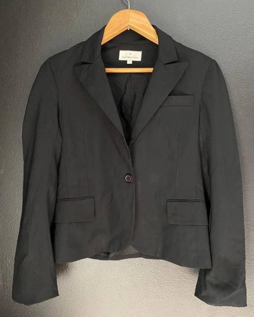 Blazer negro de Paula Cahen d'Anvers, talle 2. medidas: hombros 40cm. axilas 48cm. sisa 21cm. mangas 60cm. cintura 42cm.
cadera 47cm. largo 60cm.media estación 