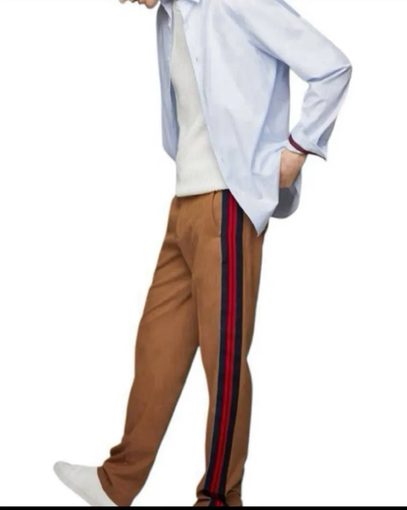 Pantalón  zara man. talle 40. color camel con bandas laterales azules y rojas tendencia en europa da tanto para un
outfit formal e informal medidas cintura
42cm. cadera 53cm. tiro 25/38cm. botamanga 23cm.largo 100 cm está
nuevo. Posee bolsillos frontales y traseros.