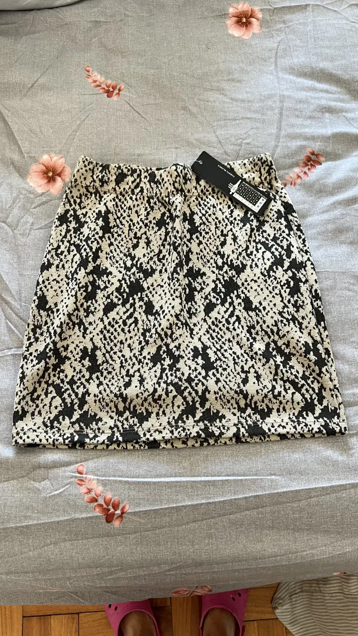 Pollera corta con estampa animal print en blanco y negro. Ideal para un look canchero y moderno.