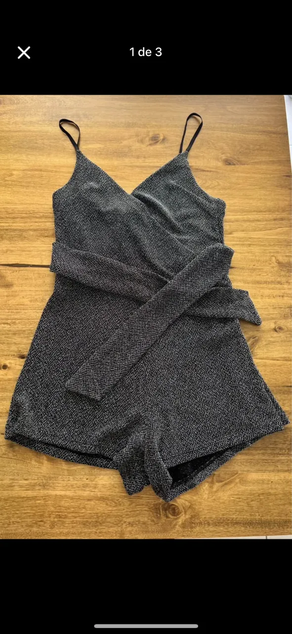 Mono corto plateado con cinturón, ideal para fiestas o salidas nocturnas. Posee breteles finos y escote cruzado.