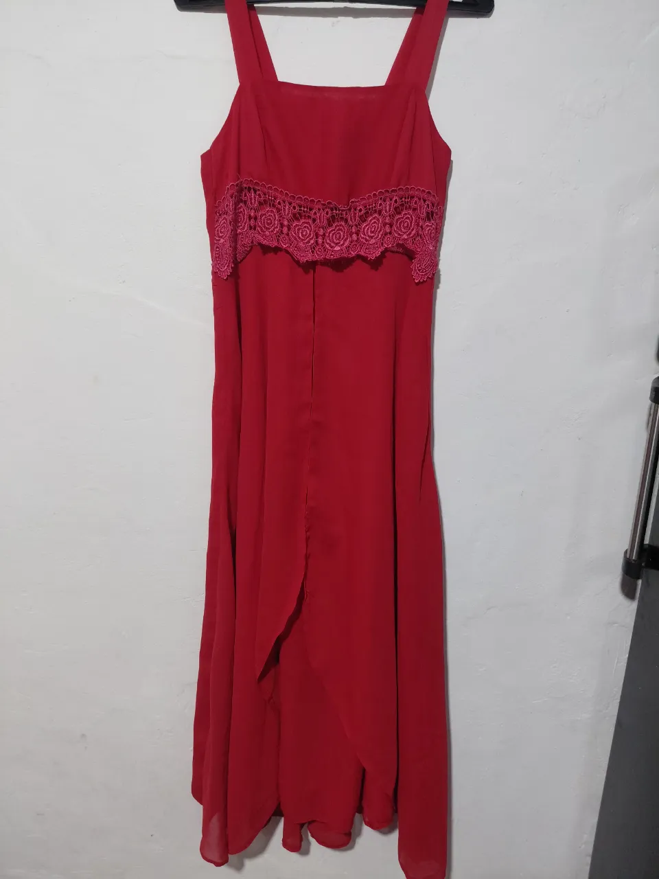Vestido rojo largo con detalles de encaje en el busto y en la cintura. Ideal para eventos o fiestas.