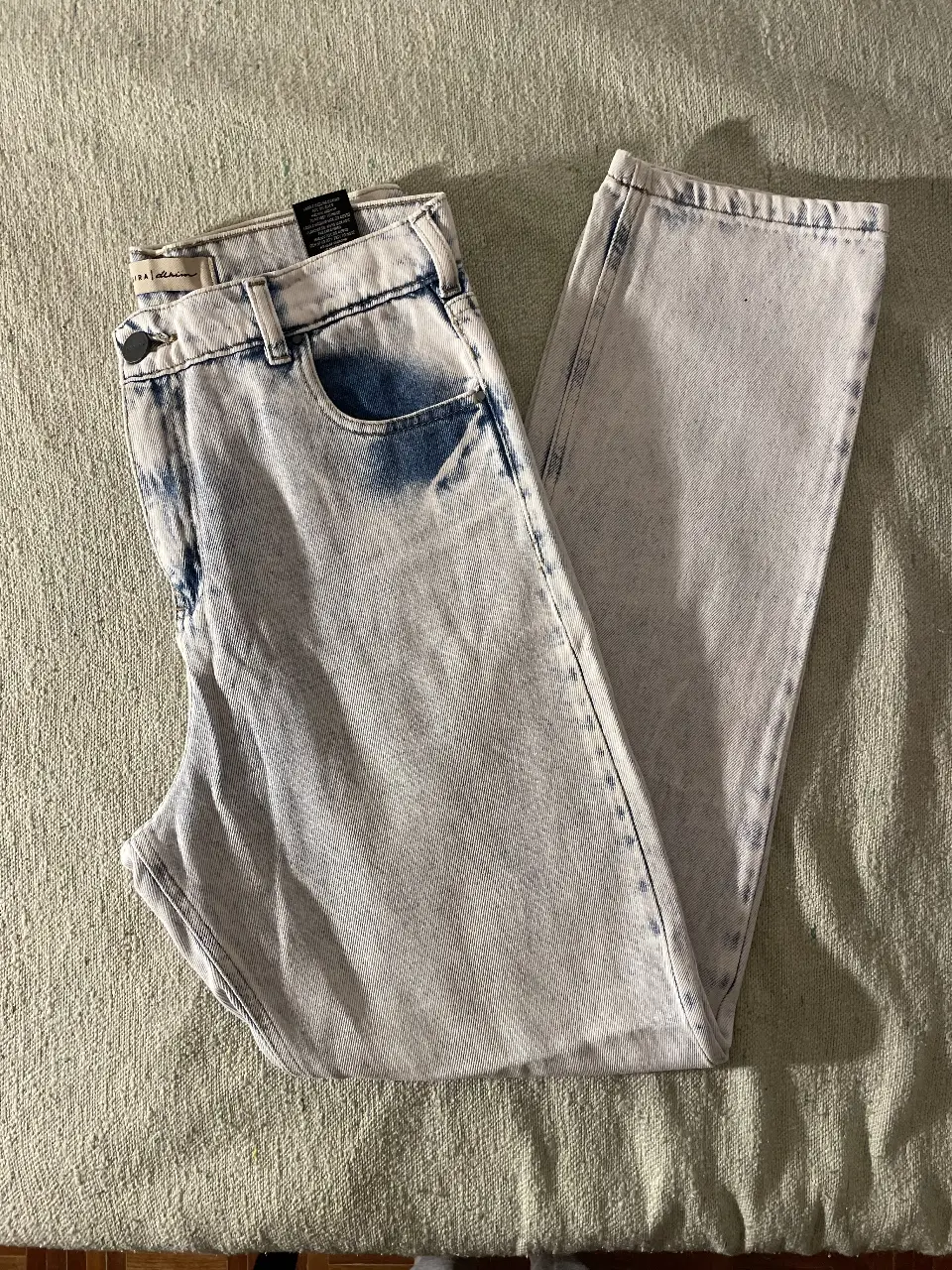 Jean OSSIRA. Celeste claro, de verano. Muy pocos usos. 40cm cintura; 55cm cadera; 110cm largo.