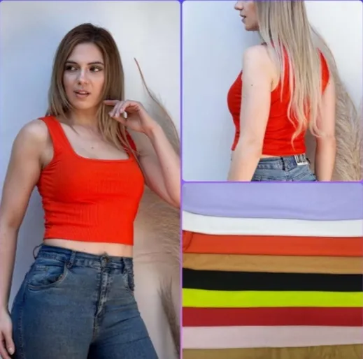 Top deportivo de mujer, color rojo, con corte cuadrado y diseño acanalado. Ideal para combinar con jeans.