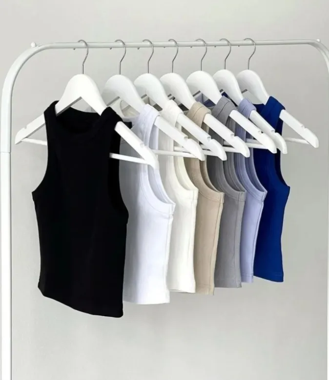 Musculosas de mujer, tops sin mangas, disponibles en varios colores. Ideales para combinar con cualquier outfit casual o deportivo.