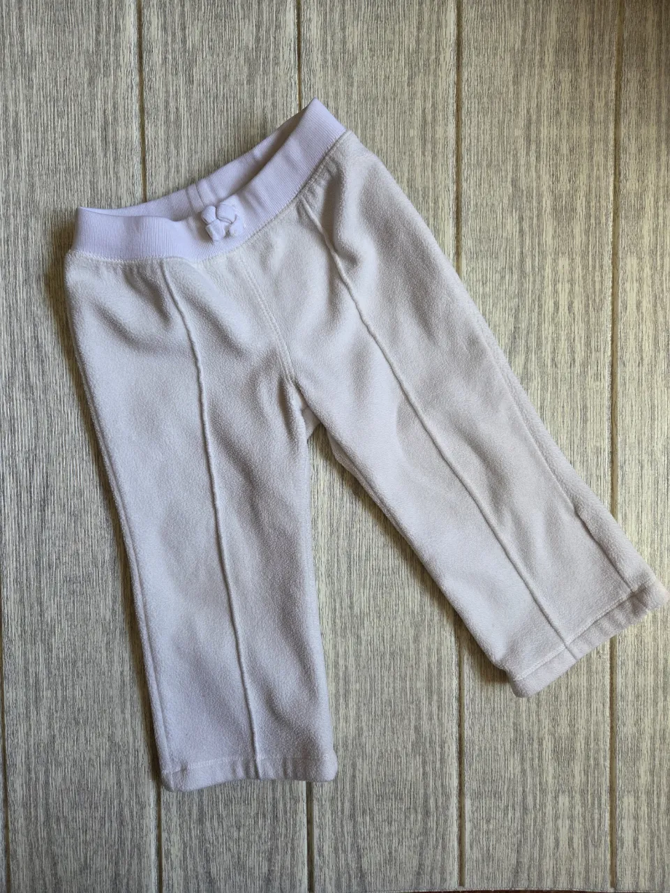 Pantalón de plush color crudo con elástico en la cintura y detalle de lazo. Costuras al tono.