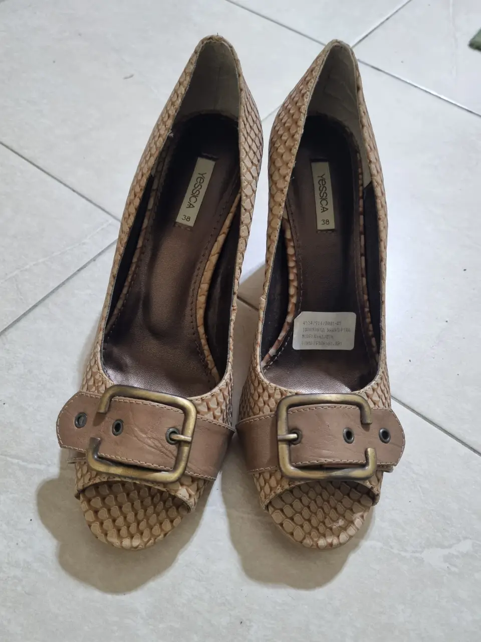 Elegantes zapatos de tacón con diseño de serpiente y hebilla. Ideales para eventos formales o para darle un toque sofisticado a tu look. Traídos de Brazil