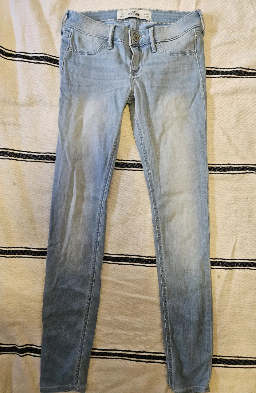 Jeans Hollister de tiro bajo, color azul claro, talle 26W L29. Un clásico para cualquier ocasión. Nuevo -  Sin uso.