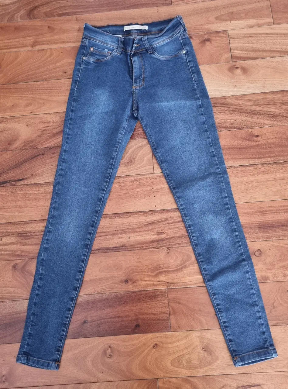 Jeans de mujer, corte recto, color azul.  Tiro alto, elastizado. Un clásico para cualquier ocasión.
