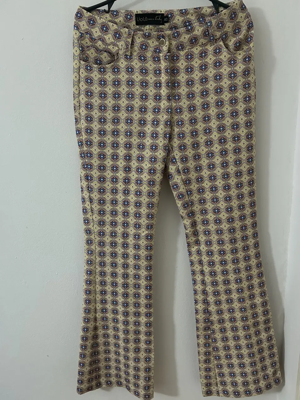 Pantalón de vestir de mujer, con estampado geométrico en tonos amarillos, azules y marrones. Talle 40, de la marca Liolá Made in Italy. Ideal para un look elegante, vintage y con mucho estilo. 