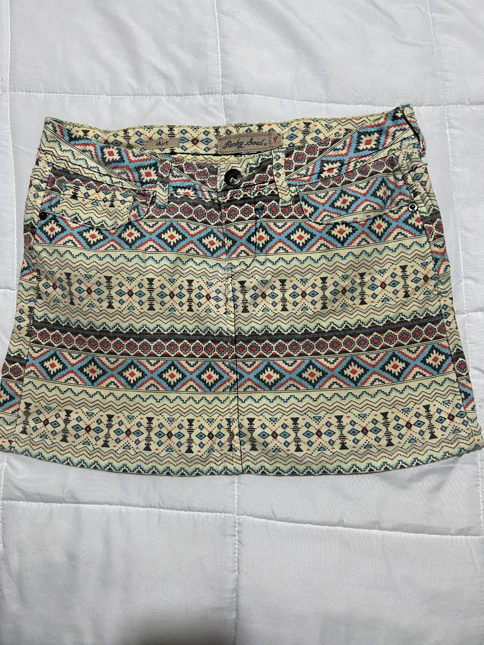 Minifalda con estampado étnico, ideal para un look bohemio y casual. Perfecta para el verano, esta pollera corta combina comodidad y estilo.