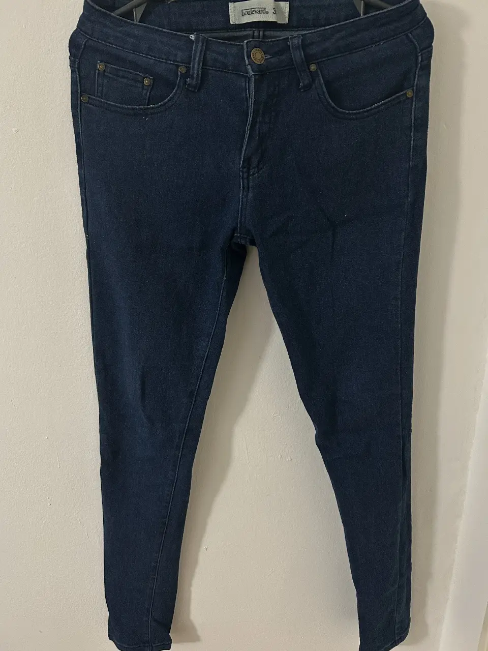 Jeans de mujer, tiro medio, color azul oscuro. Corte recto, ideal para un look casual y versátil. Perfecto para combinar con diferentes estilos.