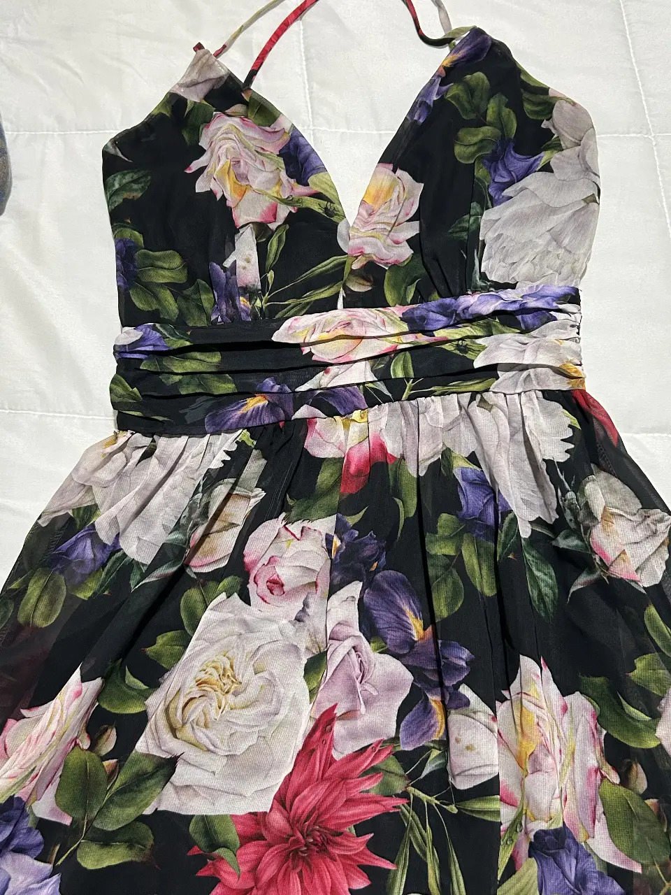 Vestido largo de mujer con estampado floral, escote en V y tirantes finos. Ideal para eventos especiales o salidas nocturnas. Talle S/Chico. Usado una sola vez para un matrimonio, traído de EEUU. Ideal para mujer de 1.65 mts que ocupa tacón. 