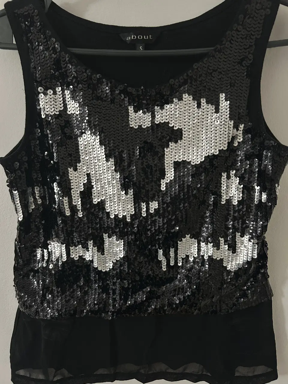 Top de mujer con lentejuelas en blanco y negro. Ideal para fiestas y salidas.