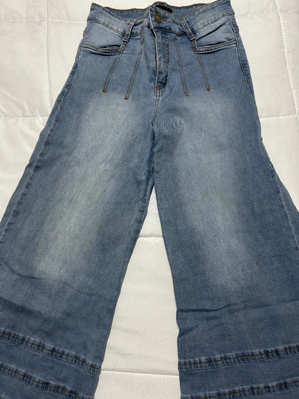 Jeans de mujer, corte recto, tiro alto, con detalles en la cintura y en los bajos. Ideal para un look casual y moderno.