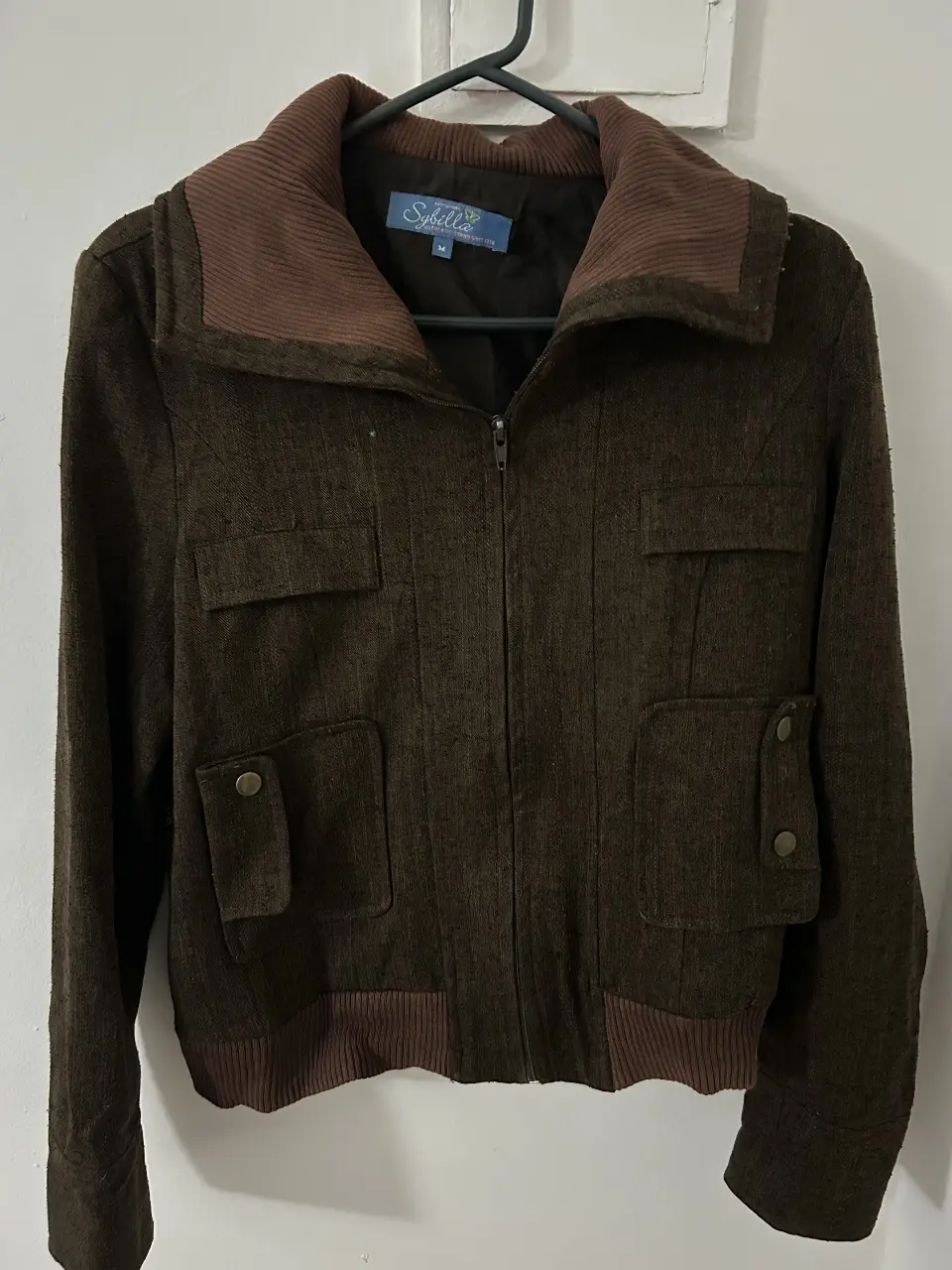 Campera de corderoy marrón con cuello solapa y bolsillos. Ideal para un look casual y abrigado.