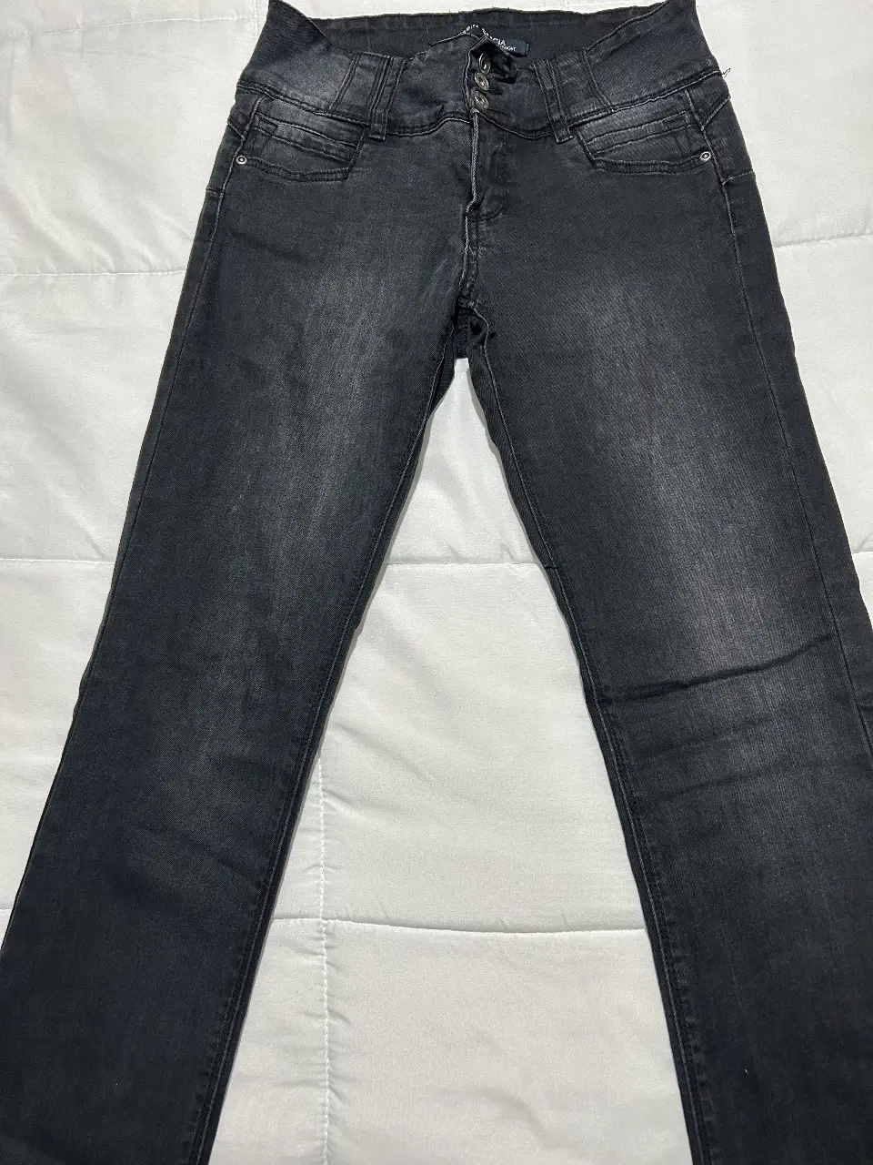 Jeans rectos de mujer, color negro, tiro alto, con tres botones en la cintura. Marca Gracia.