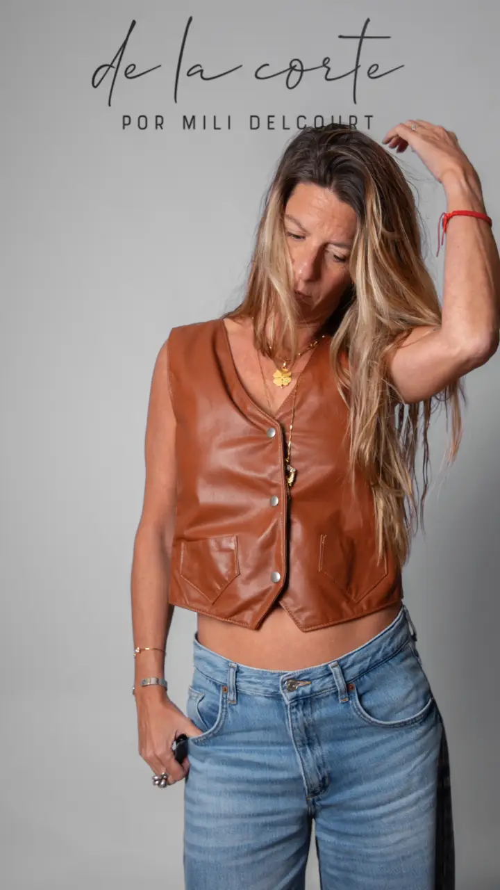 Chaleco de cuero marrón, ideal para un look casual y canchero. Perfecto para combinar con jeans y darle un toque retro a tu outfit.