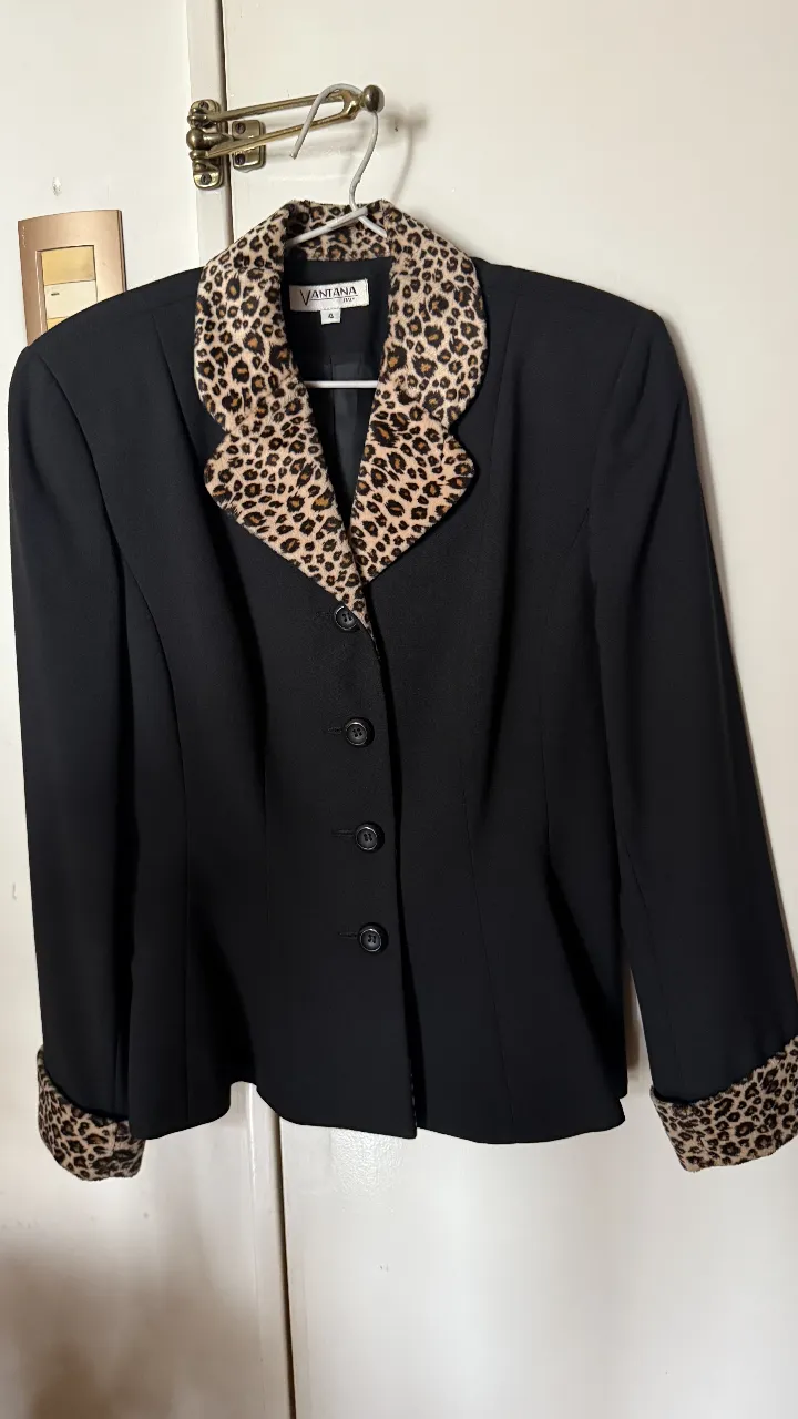 Elegante blazer negro de mujer con detalles de estampado animal print en el cuello y puños. Ideal para un look sofisticado de trabajo o salida.