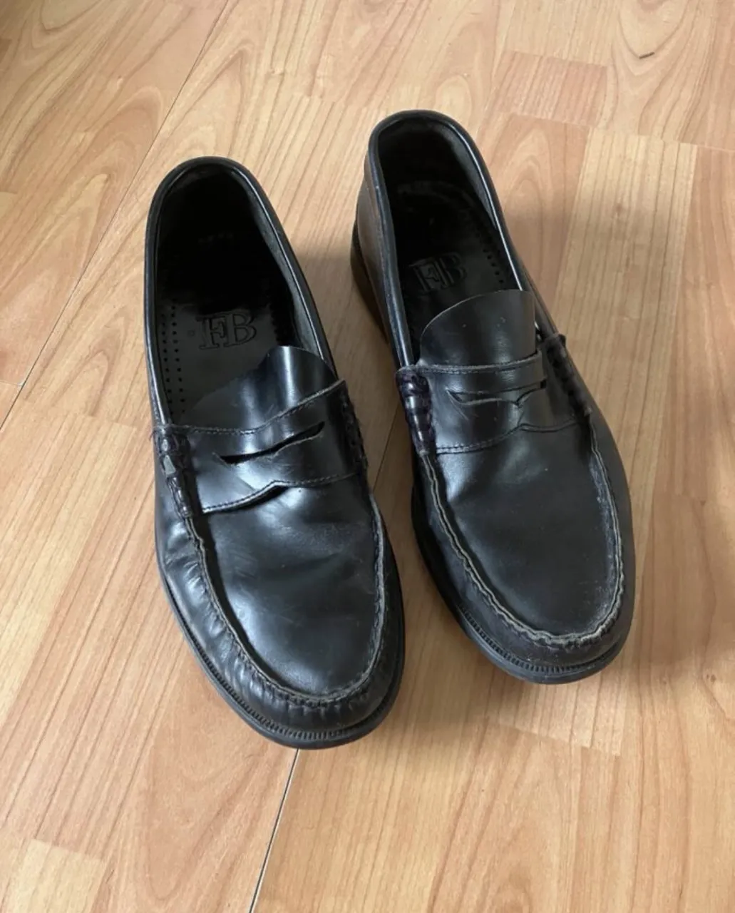 Zapatos mocasines de cuero negro, ideales para un look formal o casual. Perfectos para el día a día o para ocasiones especiales. 

talle 41 = 27cm
están usados los compre asi y nunca los use porque me van grandes tienen detalles que se pueden ver en las fotos