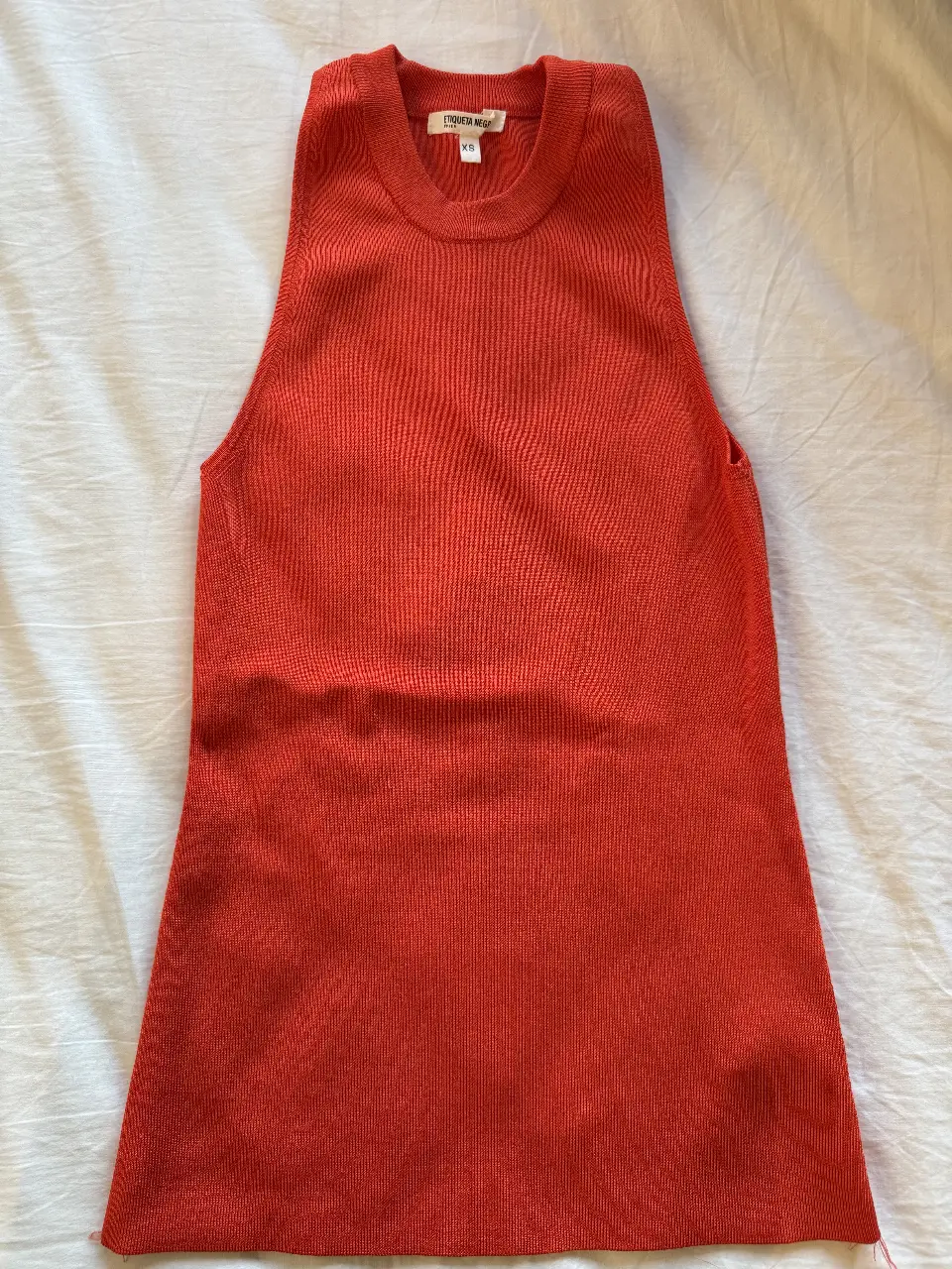 musculosa roja tejida,sin mangas, ideal para una salida casual o una fiesta. Talle XS.