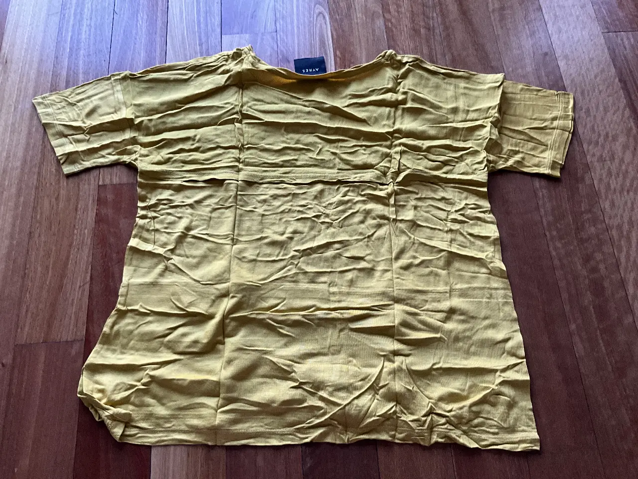 Remera AYRES de manga corta en color amarillo mostaza, ideal para un look casual y cómodo. Confeccionada en un tejido suave y ligero, perfecta para el día a día.