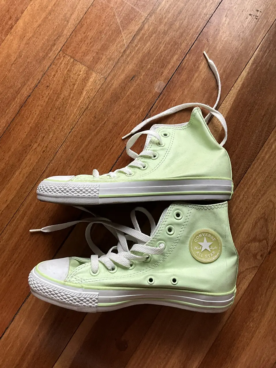Zapatillas Converse All Star de lona verde claro para niños. Talle 4 US. Diseño clásico con puntera y suela de goma blanca.