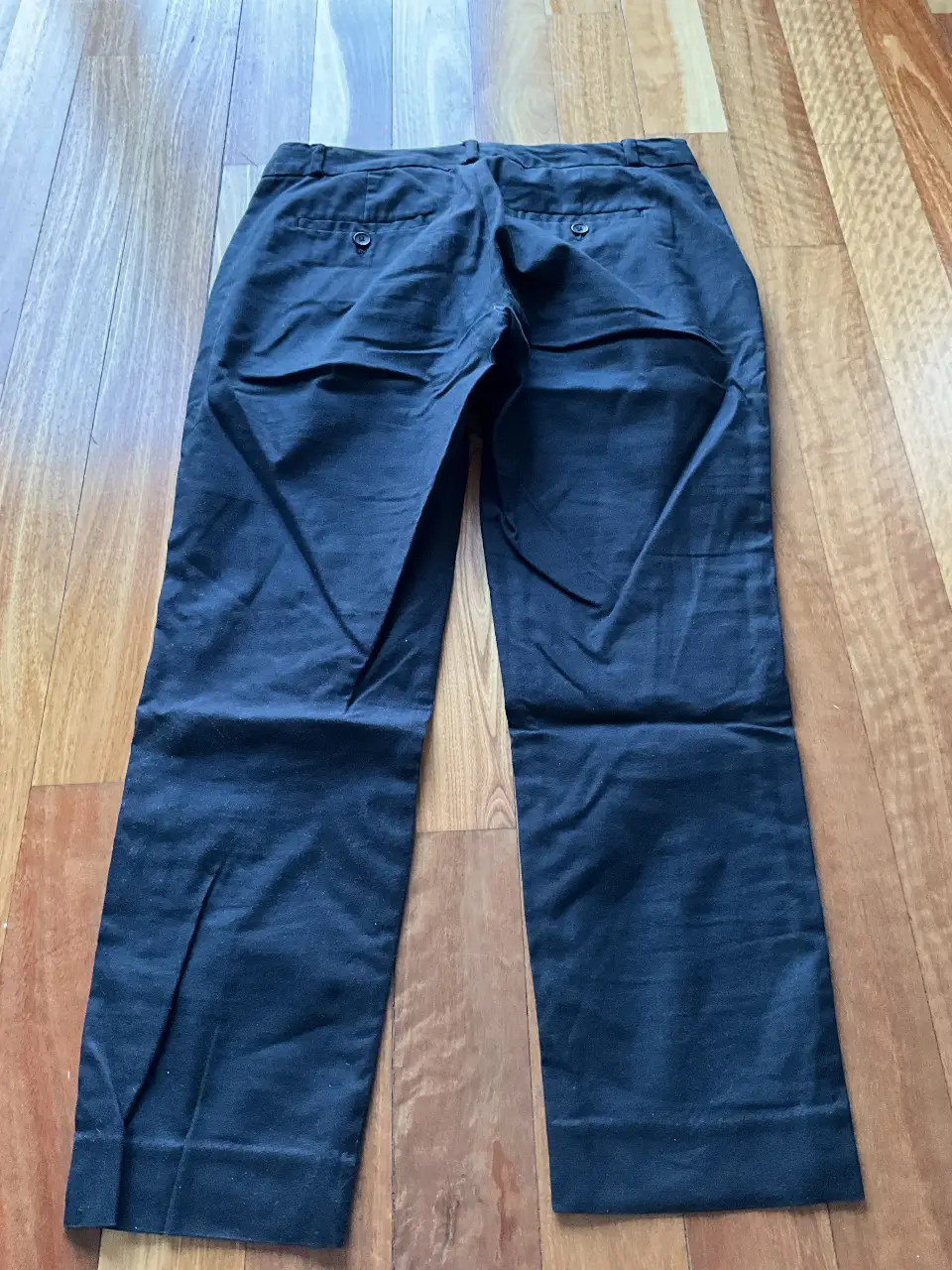 Pantalón sastrero negro de la marca Banana Republic, talle 4. Ideal para un look formal o de trabajo.