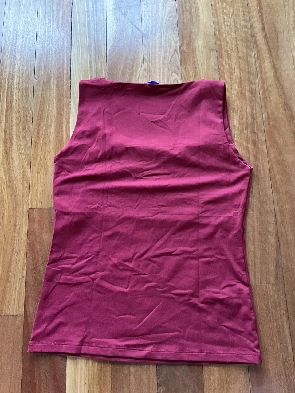 Musculosa de mujer, color borravino, de la marca Zara Basic, talle M. Ideal para usar en verano o para hacer deporte.