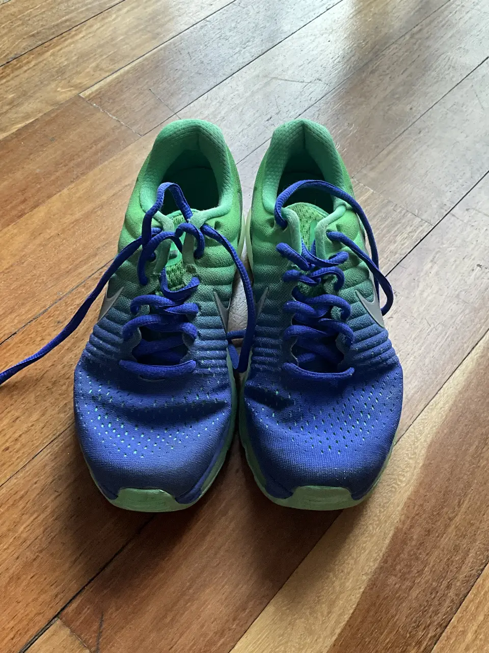 Zapatillas Nike Air Max 2017 para hombre, con detalles en verde y azul. Ideales para running y uso diario.