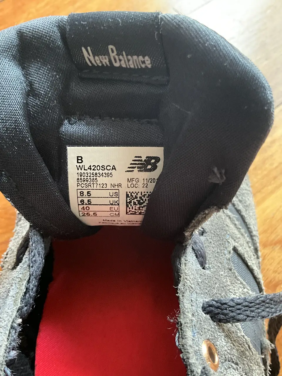 Zapatillas New Balance WL420SCA grises, talle 8.5 US, ideales para uso diario. Diseño clásico y cómodo.
