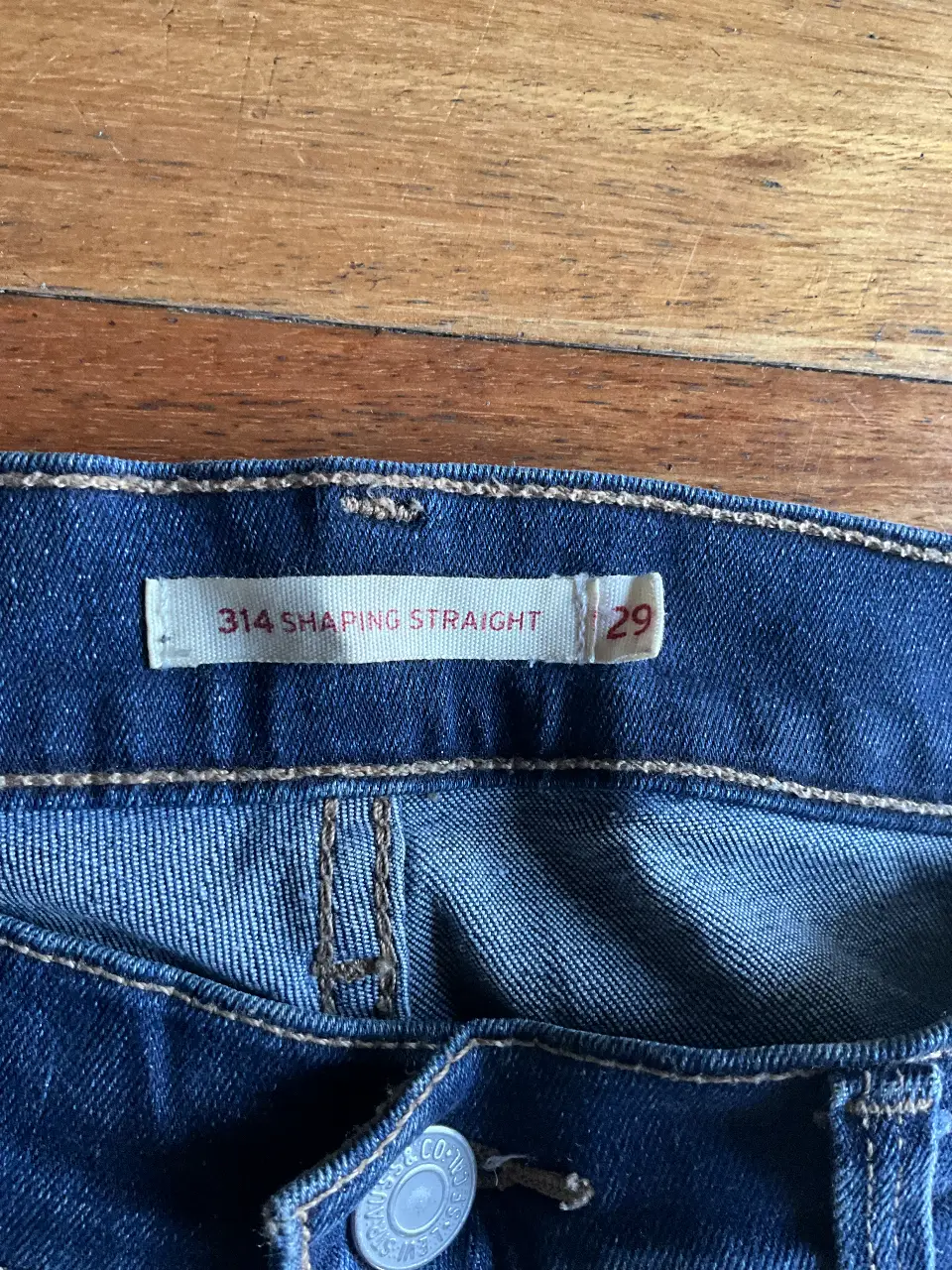 Jeans 314 Shaping Straight de mujer, tiro medio, corte recto. Talle 29. Color azul oscuro.