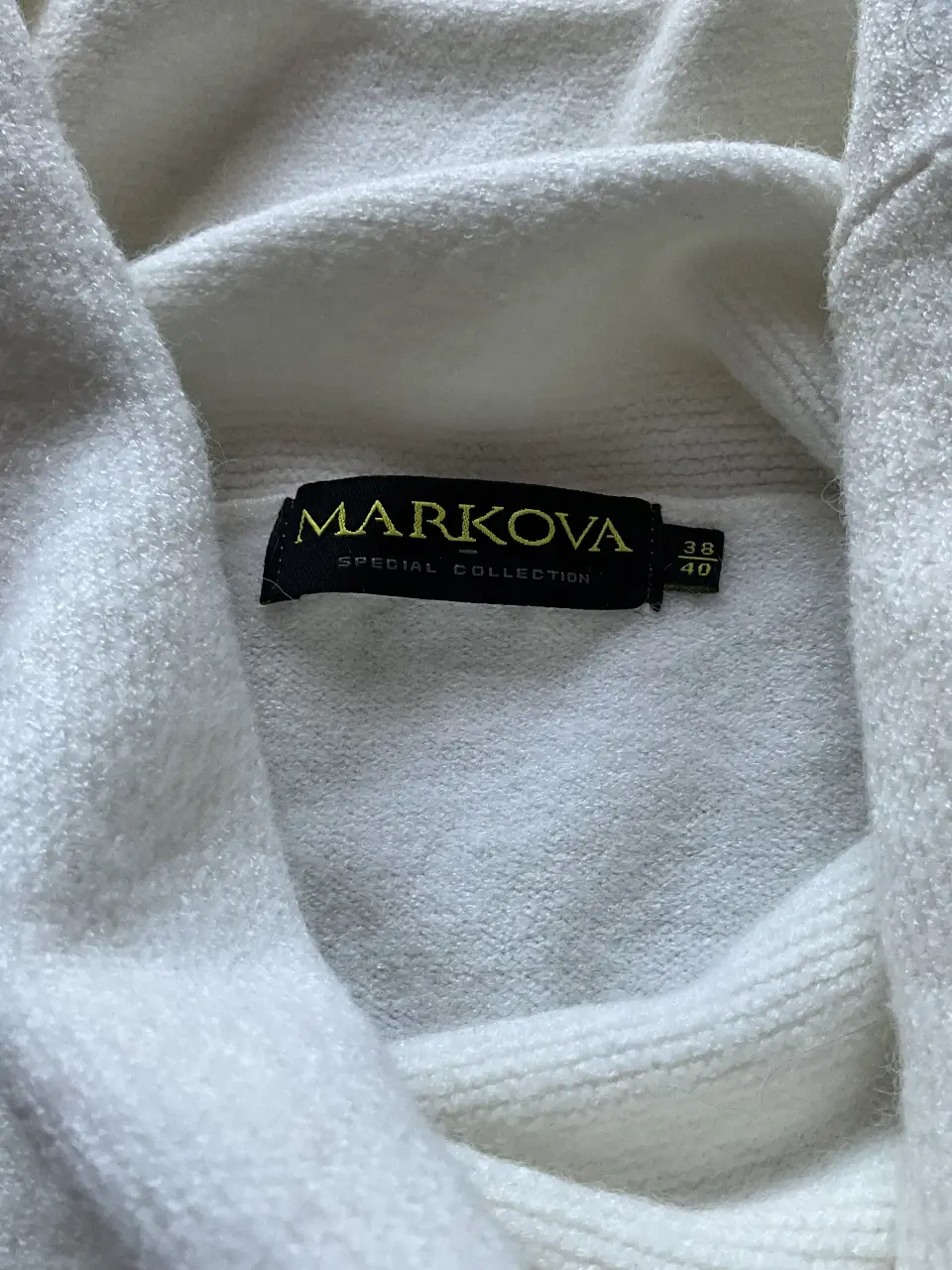 Sweater de cuello alto blanco de la marca Markova, ideal para el invierno. Talle 38/40.