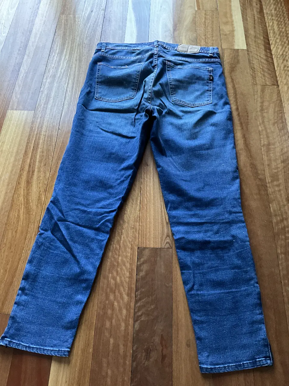 Jeans rectos de mujer, color azul, con cierre en los tobillos. Talle 26. Marca Jazmin Chebar.