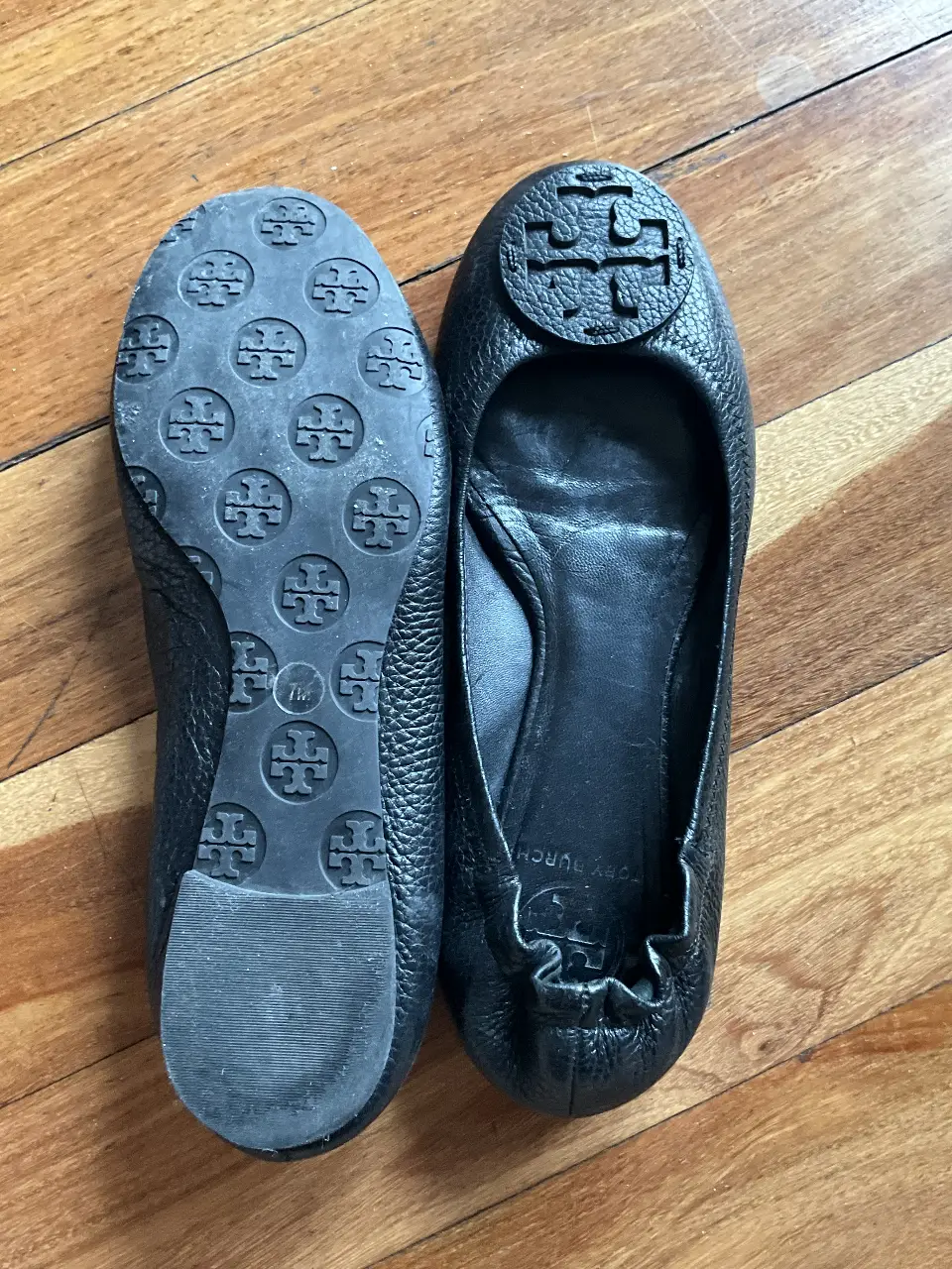 Ballerinas negras de cuero, ideales para un look elegante y cómodo. Perfectas para cualquier ocasión, desde una salida casual hasta un evento más formal. Marca Tory Burch.