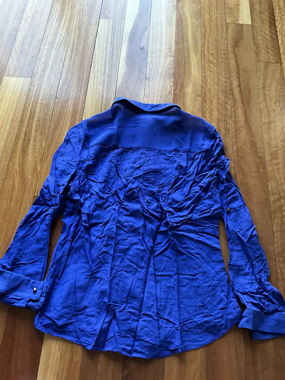 Blusa azul de la marca VOV COLLECTION, talle S. Ideal para un look elegante y versátil.
