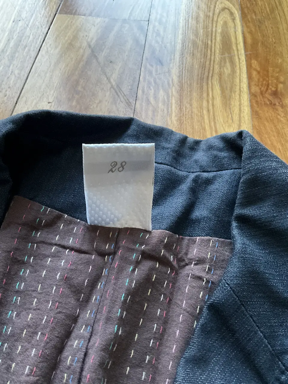 Blazer de jean azul oscuro con forro interior de diseño. Ideal para un look casual y moderno.