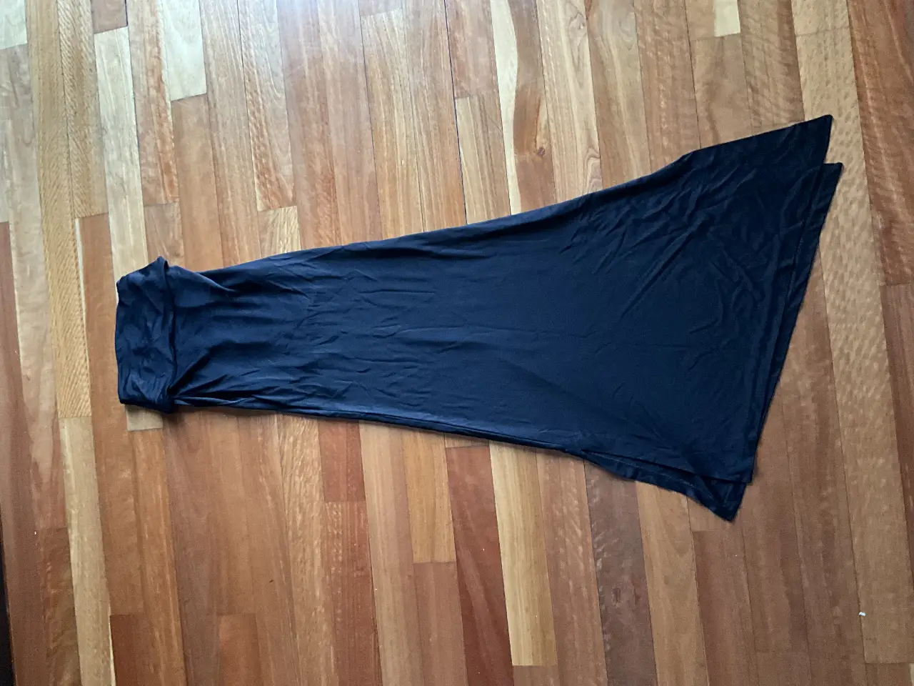 Pollera larga negra de la marca Yagmour, confeccionada en microcel, ideal para un look elegante y cómodo. Talle 44.