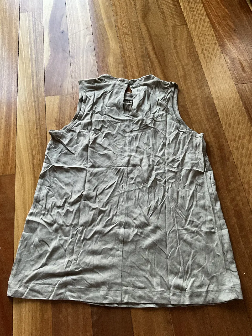 Musculosa de mujer, color gris, de la marca Banana Republic, talle S. Ideal para un look casual y cómodo.