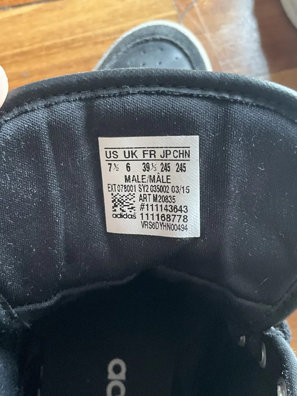 Zapatillas Adidas negras de caña alta, ideales para un look urbano y deportivo. Tienen el logo de la marca en la lengüeta y en el lateral. Cómodas y con estilo, perfectas para el día a día.