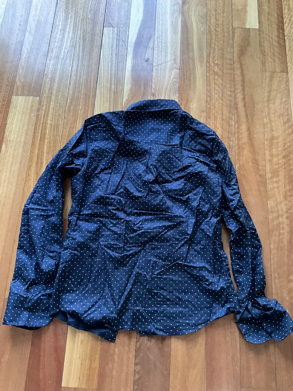 Camisa de mujer  azul marino con estampado de lunares blancos. Manga larga y cuello clásico. Ideal para un look casual o semi formal.