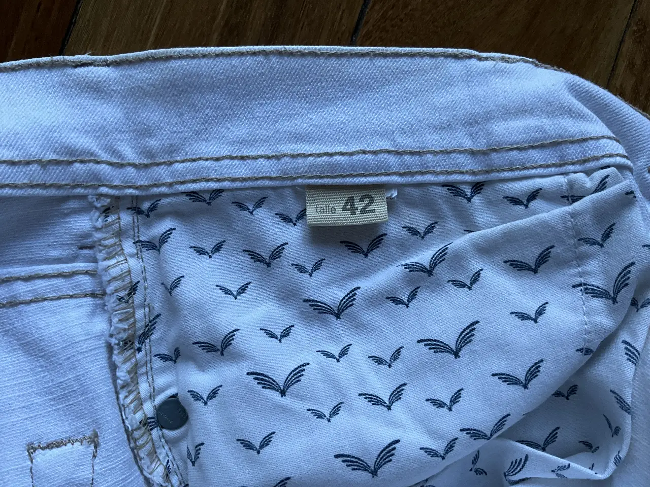 Short de jean blanco, talle 42. Ideal para un look casual y fresco.
