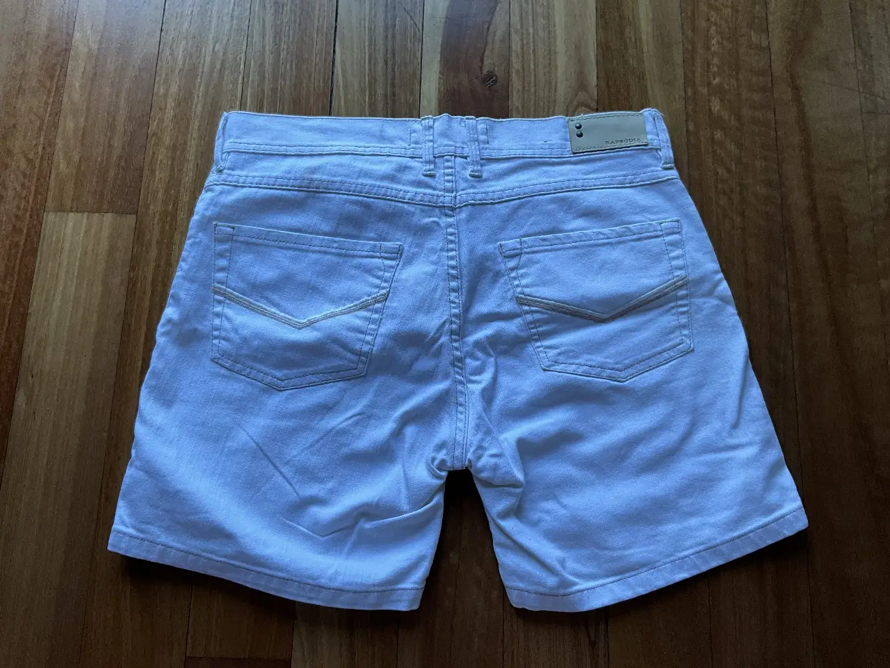 Short de jean blanco, talle 42, con bolsillos traseros y delanteros. Ideal para un look casual y fresco.