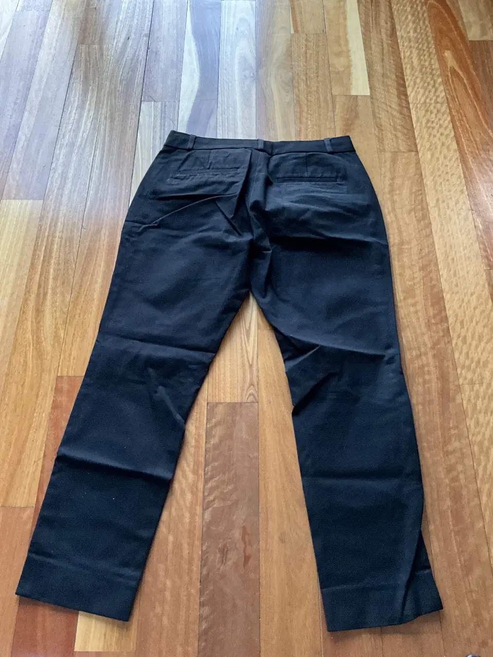 Pantalón sastrero negro de mujer, de la marca Banana Republic, talle 4. Corte recto, ideal para un look formal o de trabajo.
