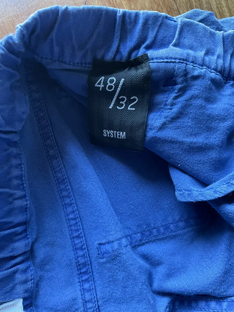 Pantalón chino azul de mujer, con etiqueta de talle visible. Ideal para un look casual y cómodo.