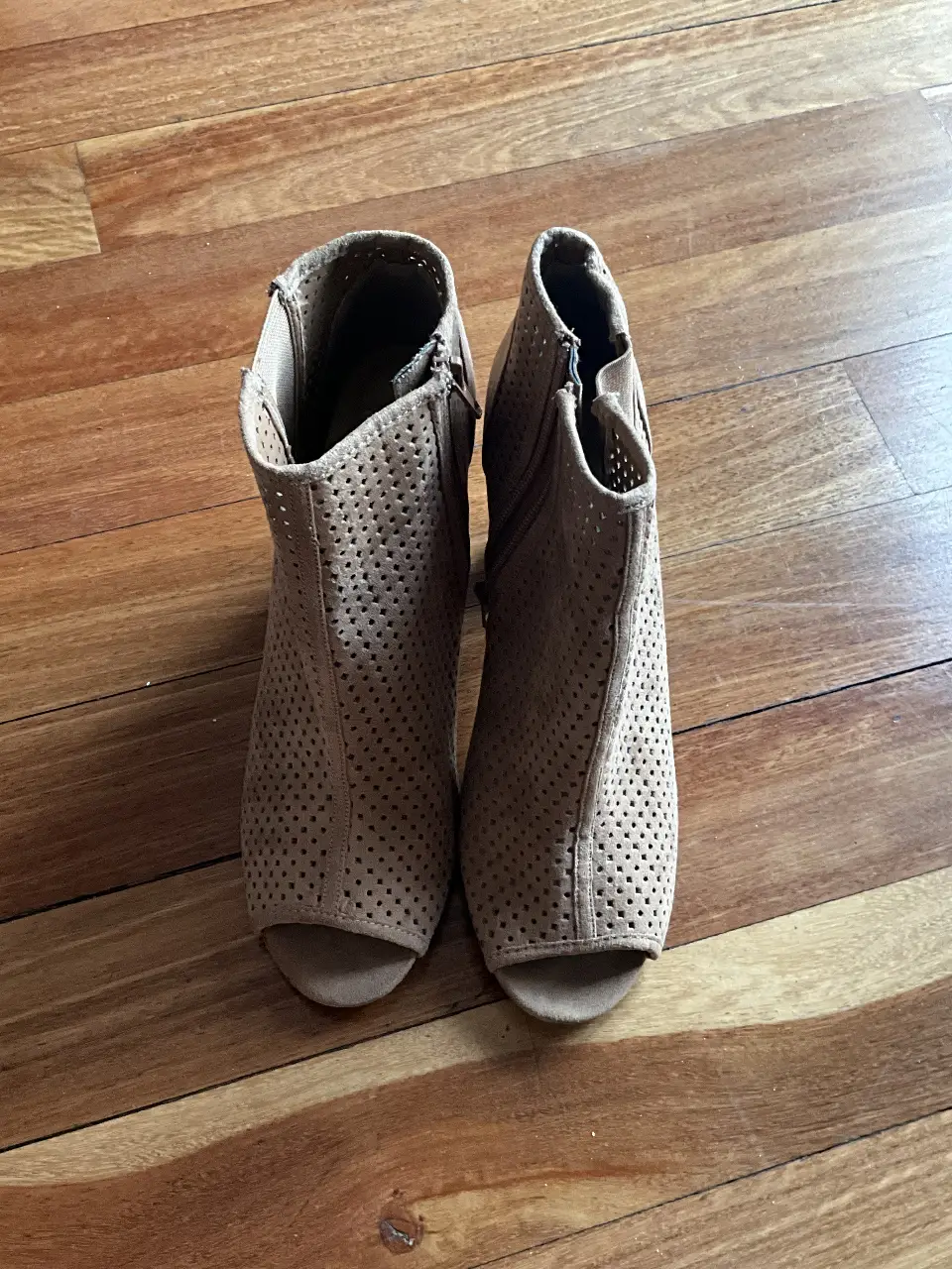 Botines abiertos de gamuza color marrón claro, con detalles perforados y taco ancho. Talle 9M.