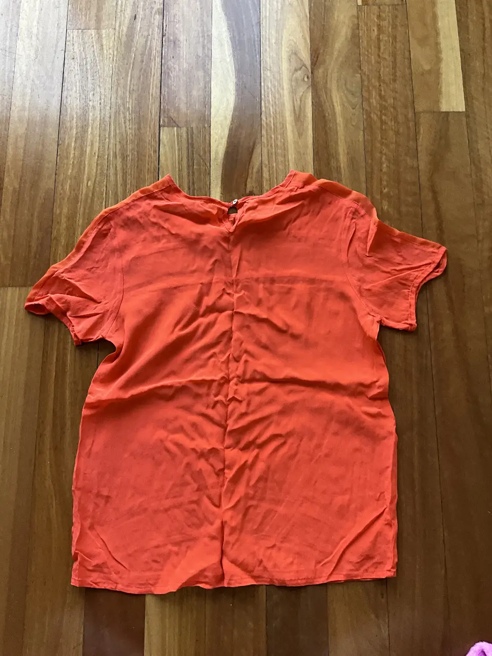 Blusa naranja de tela liviana, ideal para el verano. Confeccionada por Miska Couture, esta prenda ofrece un estilo fresco y cómodo. Perfecta para un look casual y relajado.