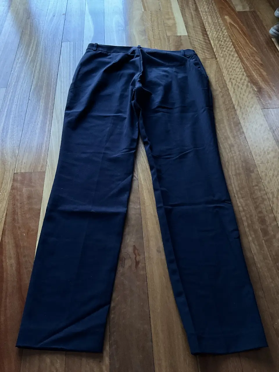 Pantalón sastrero de mujer, color azul marino, de la marca H&M. Talle 8.