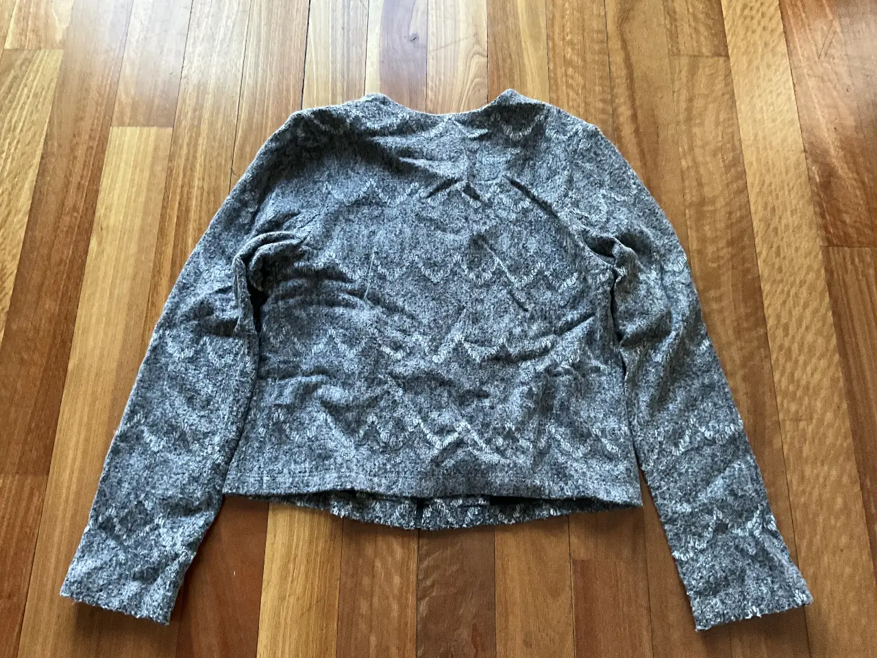 Cardigan de mujer gris con cierre frontal. Talle XS. Ideal para usar en otoño e invierno.