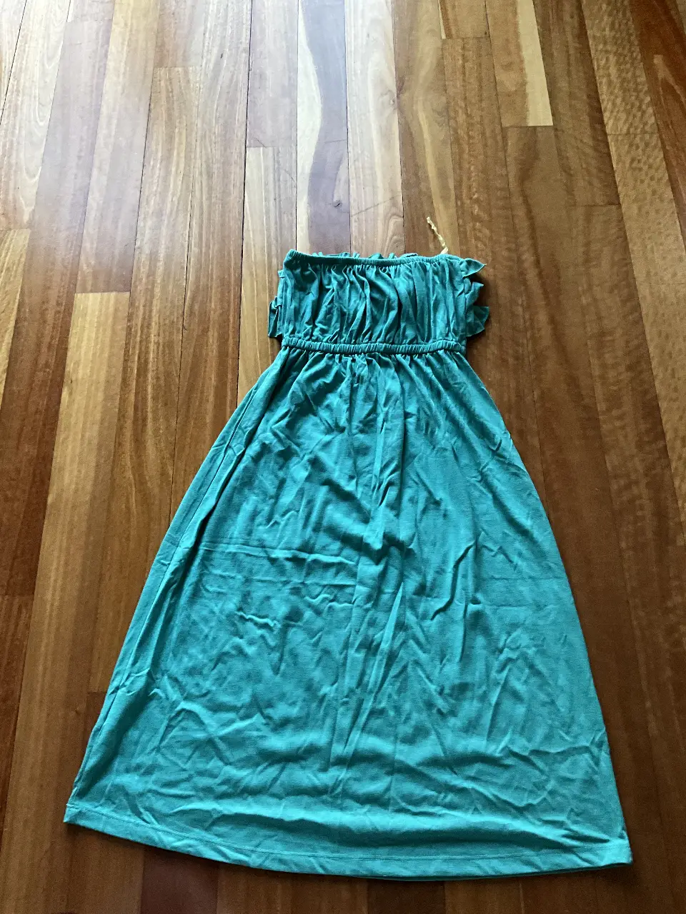 Vestido strapless de color verde, ideal para el verano. Confeccionado en tela suave y cómoda, perfecto para un look casual y fresco.