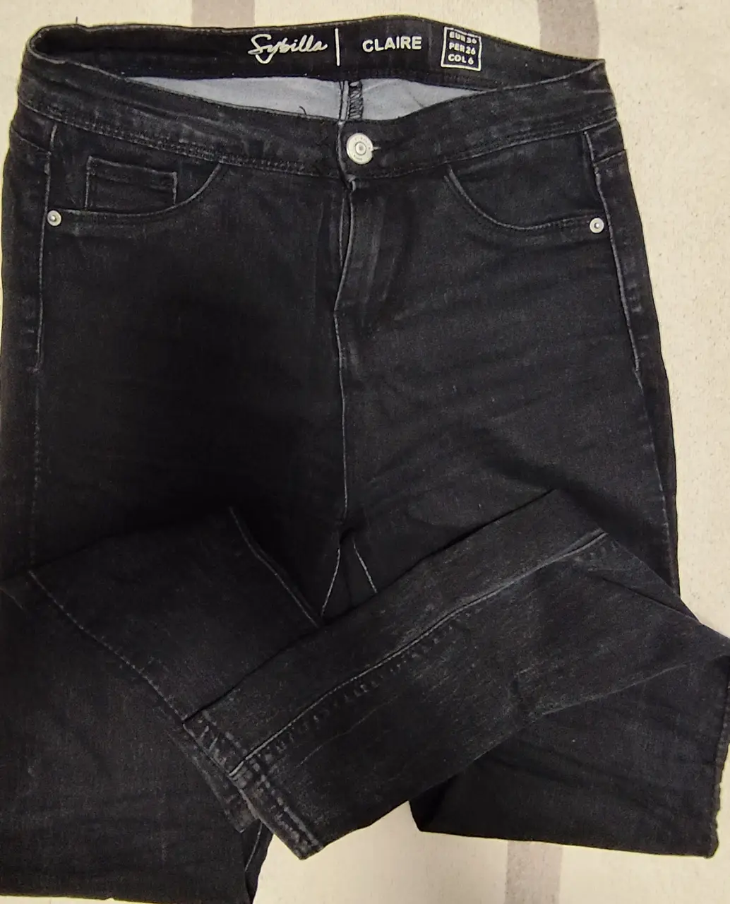 Jeans chupin de mujer, color negro, con etiqueta Sybilla Claire.